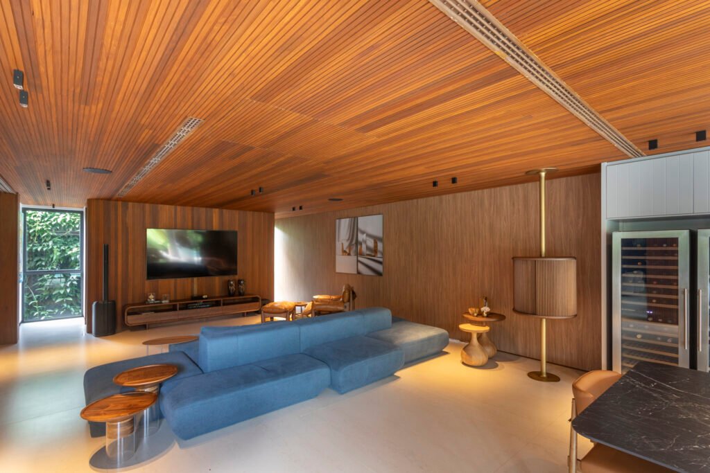 Ar-condicionado embutido em forro integrado à iluminação